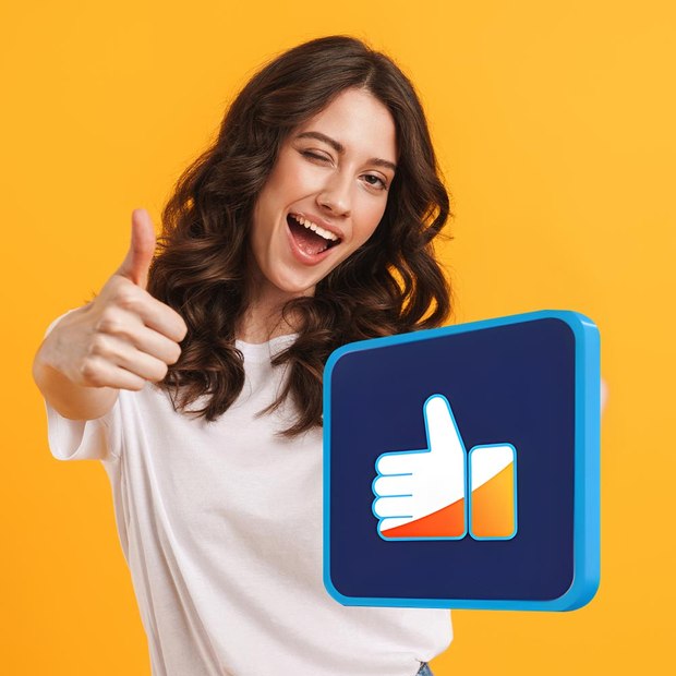 Ženska z dolgimi lasmi kaže dvignjen palec v znak odobravanja ob 3D ikoni s simbolom "všeč mi je".