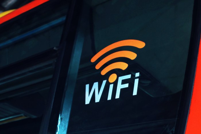 Oranžen simbol za brezžično omrežje z napisom "WiFi" na temni podlagi, ki označuje razpoložljivost internetne povezave.