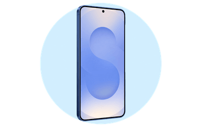  Pametni telefon Samsung na svetlo modri podlagi. Zaslon prikazuje stilizirano črko S v modrih odtenkih.