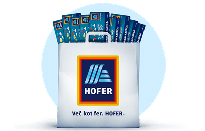 Bela papirnata vrečka z logotipom HOFER, v kateri je več modrih darilnih kartic, postavljena na svetlo modro krožno ozadje.