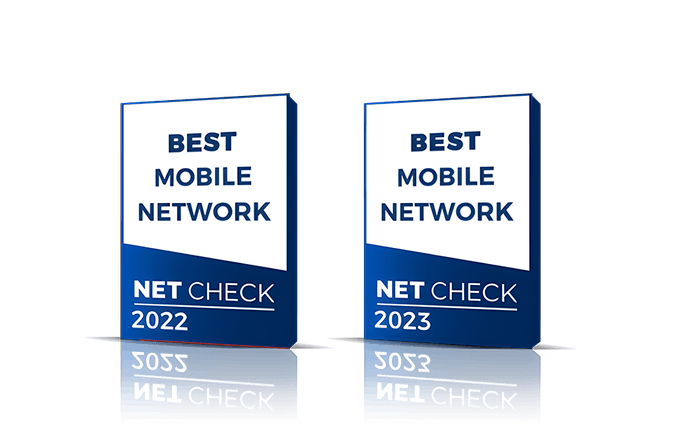 Dve modri plaketi "BEST MOBILE NETWORK" podjetja NET CHECK za leti 2022 in 2023, ki potrjujeta vrhunsko kakovost omrežja.