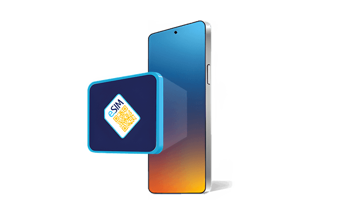 Modra kvadratna ikona s simbolom eSIM kartice in QR kodo, ki lebdi pred sodobnim pametnim telefonom.