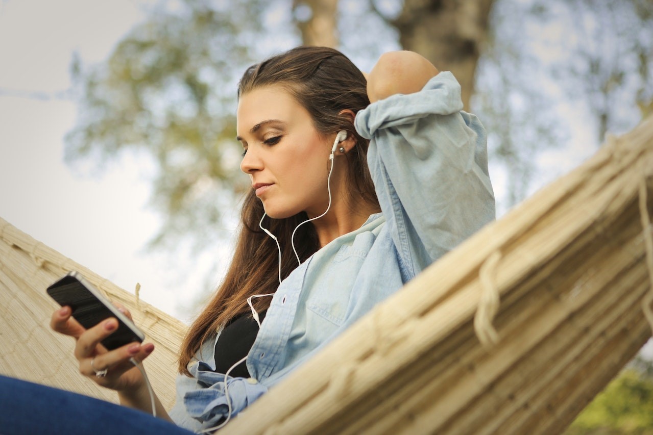 Mobilni internet omogoča tudi poslušanje glasbe kjerkoli že ste.